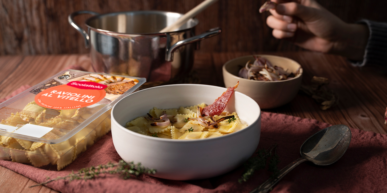 Ricetta ravioli di carne super gustosa e invernale: Raviolini al vitello in brodo di prosciutto crudo e scalogno con cipolla e prosciutto croccanti