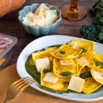 Ravioli Zucca e Pancetta Rosolata su crema di cavolo e aglio nero