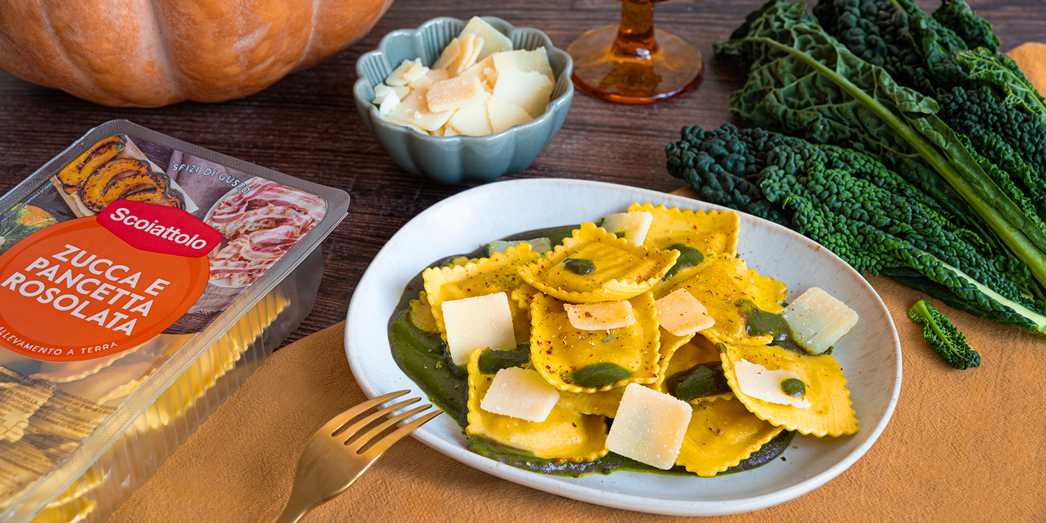 Ravioli Zucca e Pancetta Rosolata su crema di cavolo e aglio nero con scaglie di Parmigiano Reggiano DOP